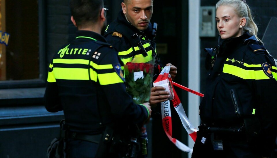 Kriminaljournalist Peter R. de Vries er blevet skudt på åben gade i Amsterdam. Politiet har opsat afspærringer på stedet.