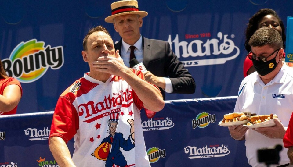 Joey Chestnut i gang med én af sine 76 hotdogs. Foto: David Dee Delgado/AFP/Ritzau Scanpix