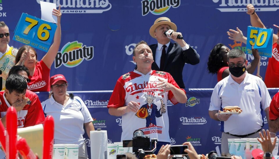 Joey Chestnut i gang med at smadre konkurrenterne. Foto: Andrew Kelly