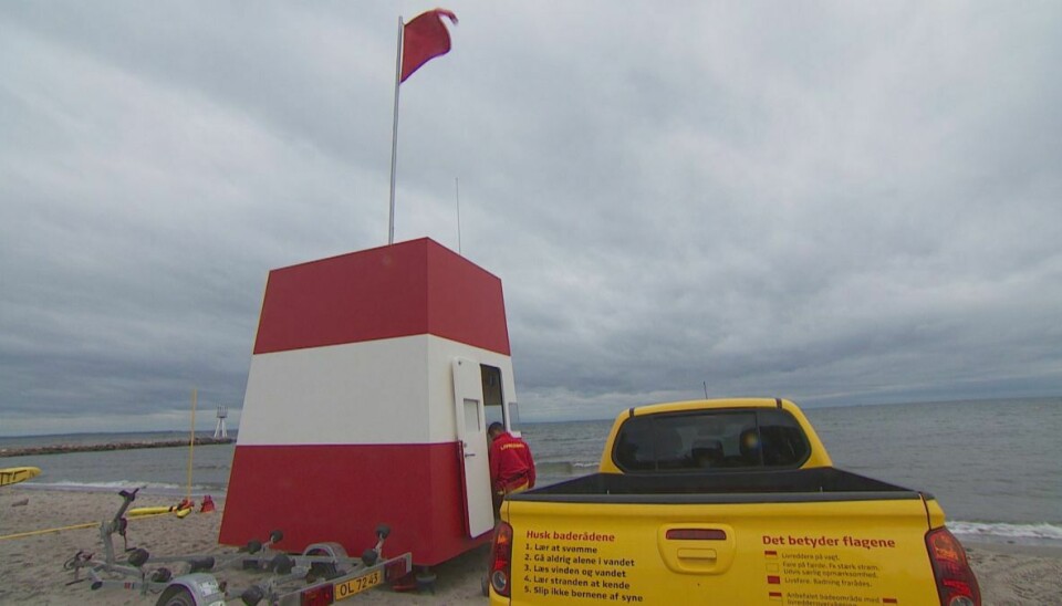 Rødt flag på Bellevue Strand ved Klampenborg torsdag.