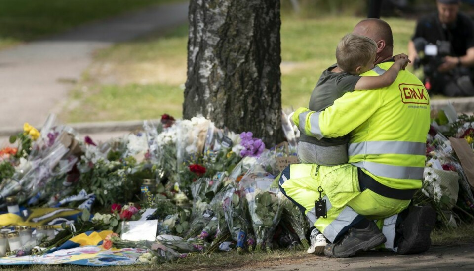 Blomster og lys fylder det sted i Biskopsgården i Gøteborg, hvor en politimand tidligere på ugen blev ramt af skud. Han døde kort tid efter af sine kvæstelser.