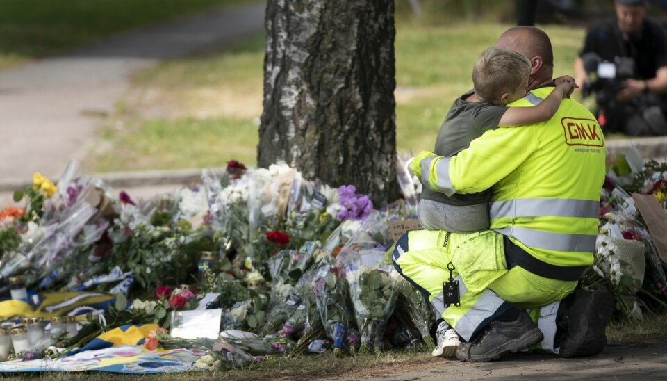 Blomster og lys fylder det sted i Biskopsgården i Gøteborg, hvor en politimand tidligere på ugen blev ramt af skud. Han døde kort tid efter af sine kvæstelser. Blomster og lys fylder det sted i Biskopsgården i Gøteborg, hvor en politimand tidligere på ugen blev ramt af skud. Han døde kort tid efter af sine kvæstelser.