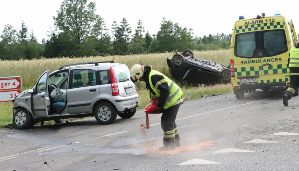 Bil fløj om på taget