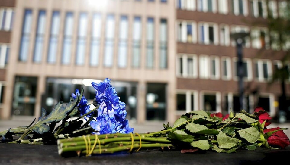 Der er torsdag morgen blevet lagt blomster udenfor politigården i Göteborg Der er torsdag morgen blevet lagt blomster udenfor politigården i Göteborg