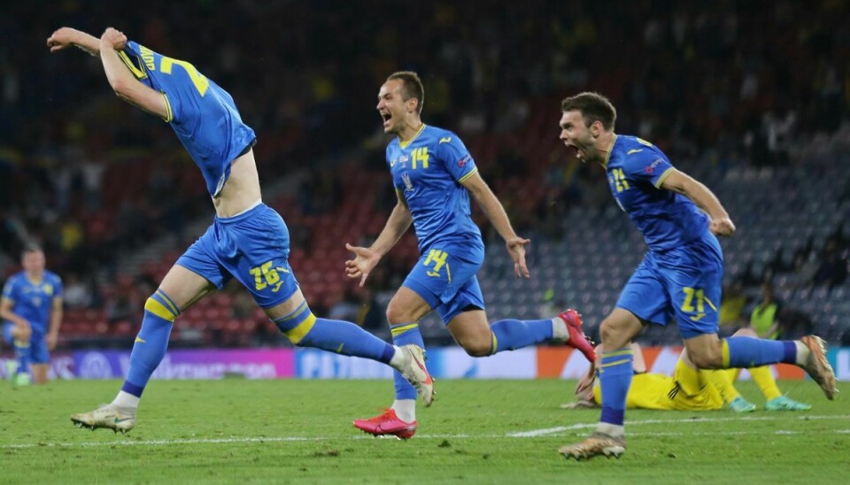 Ukraines indskiftede angriber Artem Dovbyk (til venstre) smed trøjen efter sin afgørende 2-1-scoring mod Sverige i tirsdagens EM-ottendedelsfinale.