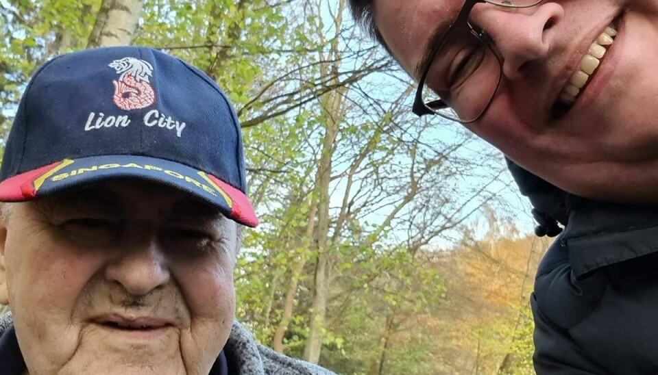 Ingen kom Kennet Christensens far, Villy, til undsætning, da han væltede på sin trehjulede scooter. Derfor er han rasende over den manglende respekt. Foto: Privat Ingen kom Kennet Christensens far, Villy, til undsætning, da han væltede på sin trehjulede scooter. Derfor er han rasende over den manglende respekt. Foto: Privat