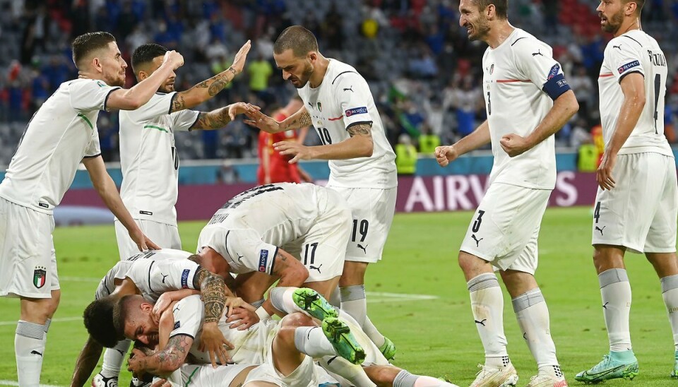 Italien og Spanien tørner sammen i semifinale Spanien skal møde Italien, der vandt fredagens anden kvartfinale, i semifinalen.