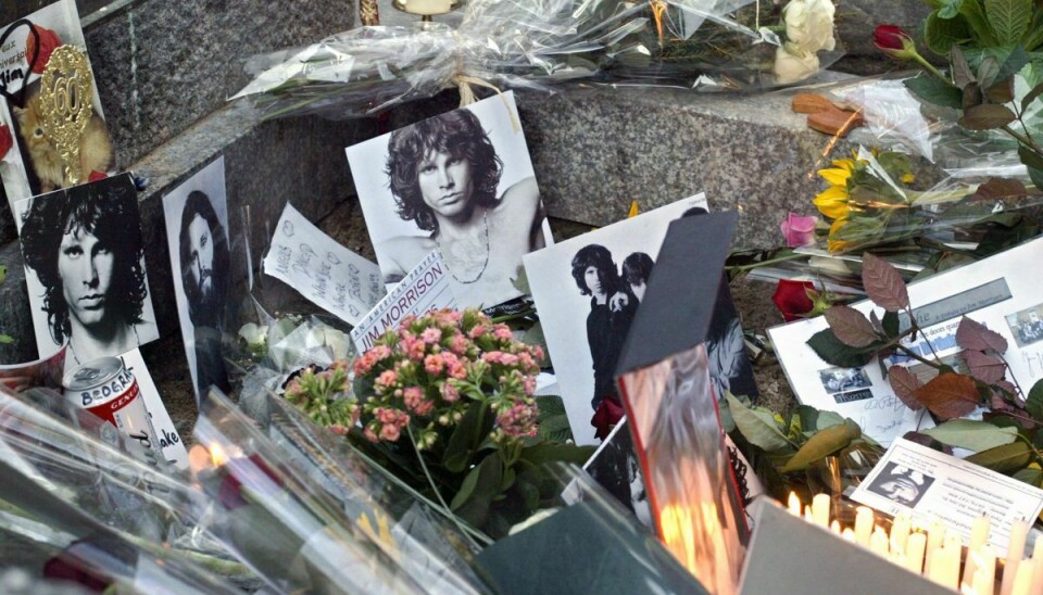 Lørdag er det 50 år siden, at The Doors-forsangeren Jim Morrison døde i Paris. Han var søgt til den franske hovedstad for at finde ro og slippe væk fra den opmærksomhed, han var genstand for i hjemlandet, USA. Arkivfoto viser hans gravsted på kirkegården Pere-Lachaise i Paris.