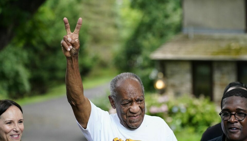 Bill Cosby hilser på pressen foran sit hjem, efter at en domstol i Pennsylvania onsdag omstødte skuespillerens fængselsdom.