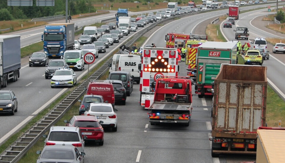 En personbil er væltet rundt på taget og skaber store trafikale problemer. Foto: Presse-fotos.dk