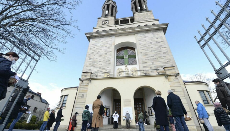 Polens trængte katolske kirke afslørede mandag, at den siden 2018 har modtaget hundredvis af anmeldelser om seksuelt misbrug begået af præster mod mindreårige.