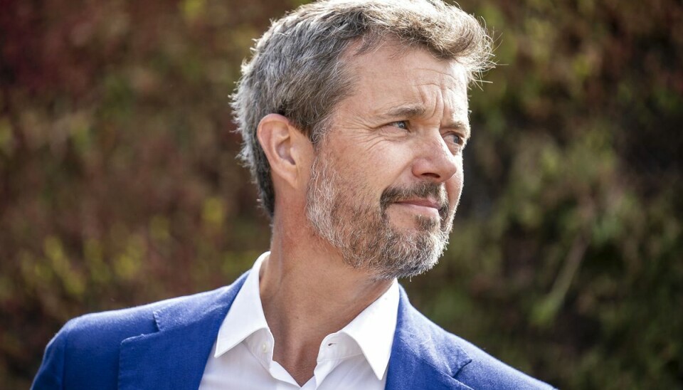 Med det samme fangede han, hvem ordene kom fra. Med det samme fangede han, hvem ordene kom fra.