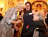 Grevinde Camilla Parker Bowles møder her Sir Ronald Harwood til et jubilæum på Buckingham Palace. Foto: Gareth Fuller/Pool via Reuters