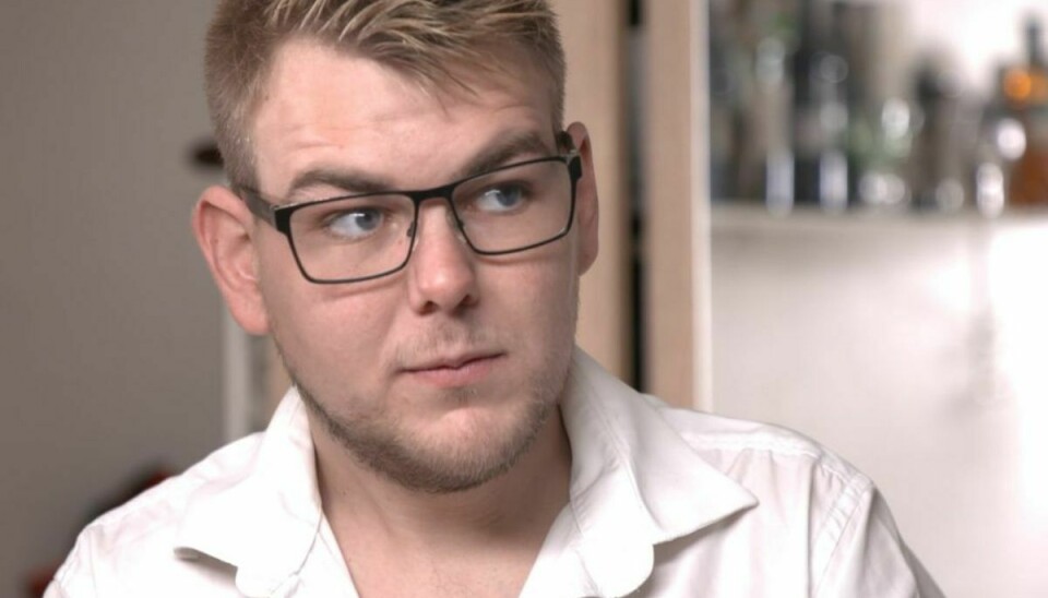 27-årige Åke fortæller ikke de to eksperter fra Luksusfælden sandheden, og det kan blive et stort problem. Foto: NENT Group/ TV 3/ Viaplay