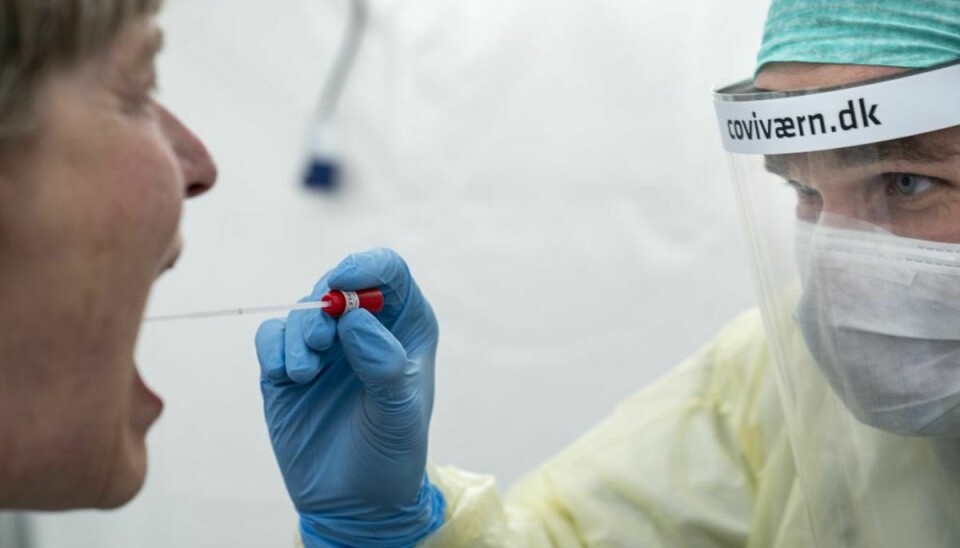 Sundhedsansatte bruger en særlig vatpind til at tage en prøve fra munden, når de skal teste, hvorvidt en person er smittet med coronavirus. KLIK VIDERE OG SE, HVORNÅR DU SKAL RINGE TIL LÆGEN OG HVORDAN EN TEST FOREGÅR. Foto: Niels Christian Vilmann/Ritzau Scanpix