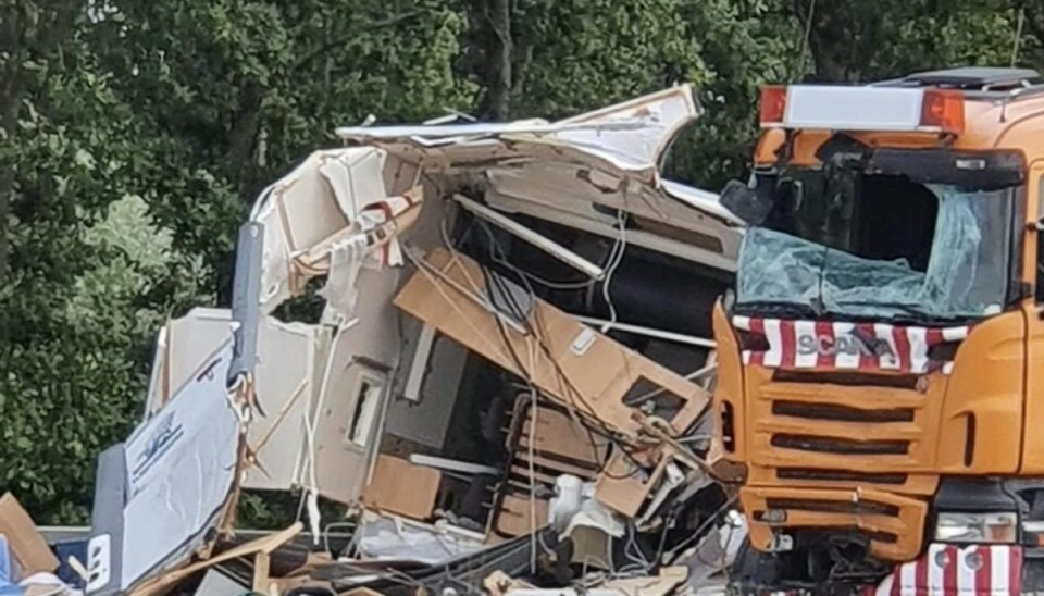 Lastbil smadrer ind i autocamper En lastbil har påkørt en autocamper på Fynske Motorvej. Foto: Presse-fotos.dk