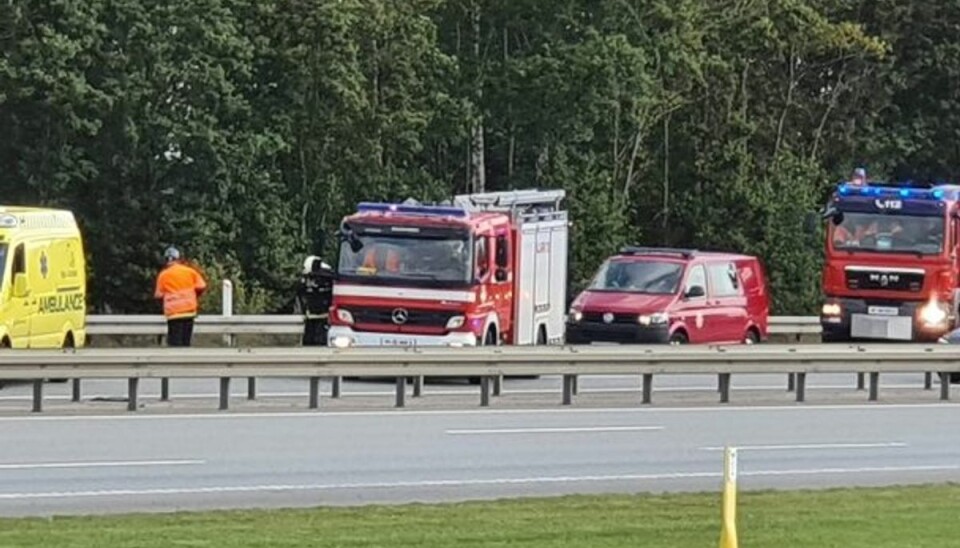 Lastbil smadrer ind i autocamper
