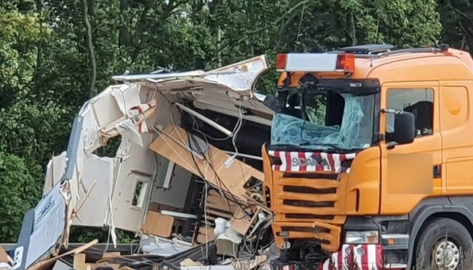 Lastbil smadrer ind i autocamper