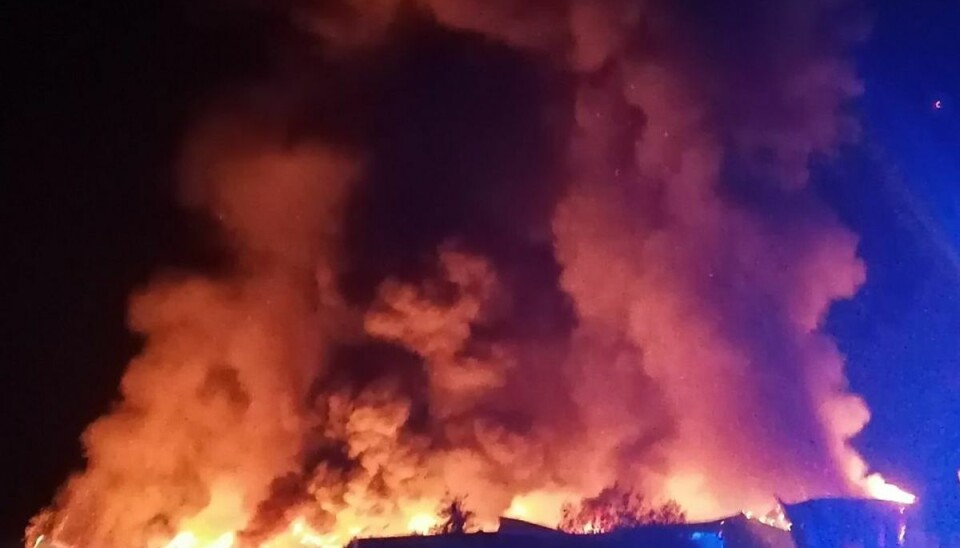 To personer har hældt brandbar væske ud inde i industribygningen. Foto: Øxenholt Foto To personer har hældt brandbar væske ud inde i industribygningen. Foto: Øxenholt Foto