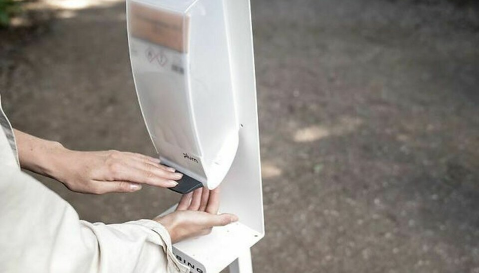 Find ud, hvordan en dispenser virker, inden du starter med at spritte hænder – særligt hvis man har et barn med. Arkivfoto: Scanpix.
