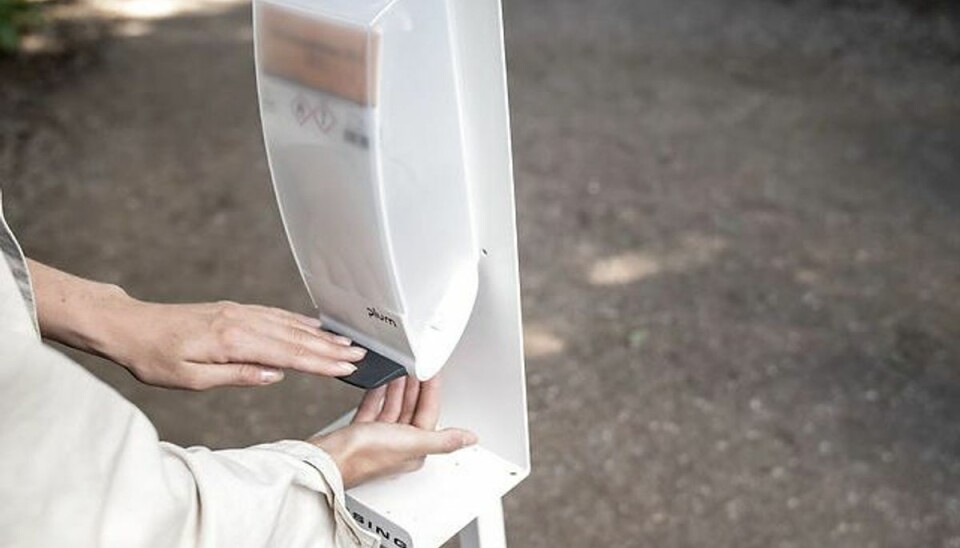 Mange får håndsprit i øjnene Find ud, hvordan en dispenser virker, inden du starter med at spritte hænder – særligt hvis man har et barn med. Arkivfoto: Scanpix.