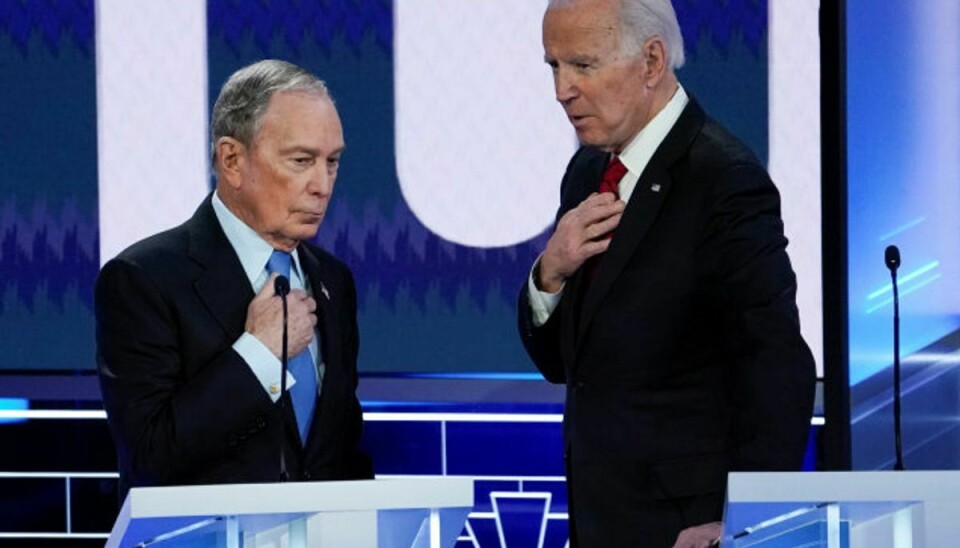 Bloomberg og Biden taler sammen under en debat for Demokraternes kandidater i februar (Arkivfoto). Foto: Mike Blake/Reuters
