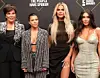 Fra venstre til højre ses Kris Jenner, Kourtney Kardashian, Khloe Kardashian og Kim Kardashian ved People’s Choice Awards i Californien i 2019. Foto: Monica Almeida/Reuters