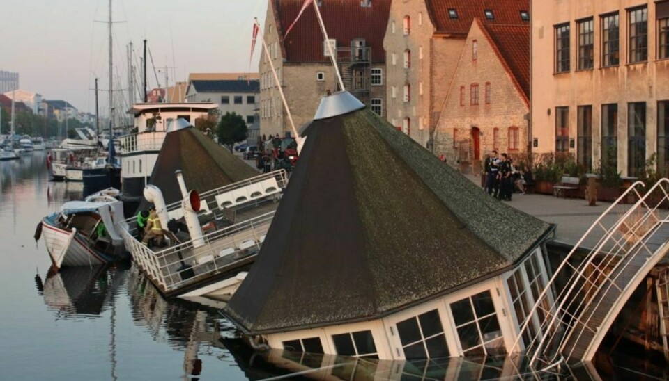 På Strandgade er en stor husbåd ved at synke. Foto: Presse-fotos.dk