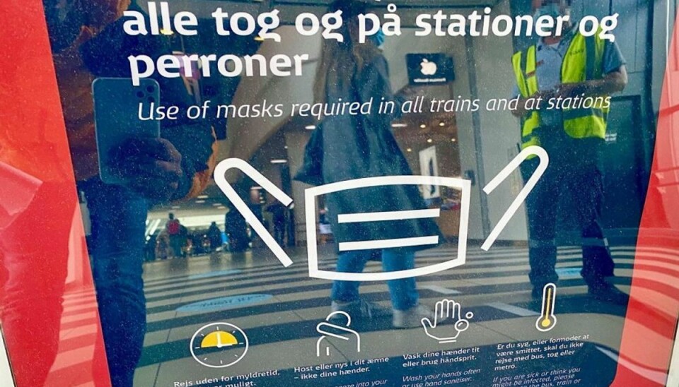 Skiltene ved indgangene til Aarhus Hovedbanegård er ikke til at overse. Alligevel er det nødvendigt med vagter, der sørger for, det rent faktisk bliver overholdt. Foto: Jørgen Rosengren/Newsbreak.dk. Skiltene ved indgangene til Aarhus Hovedbanegård er ikke til at overse. Alligevel er det nødvendigt med vagter, der sørger for, det rent faktisk bliver overholdt. Foto: Jørgen Rosengren/Newsbreak.dk.