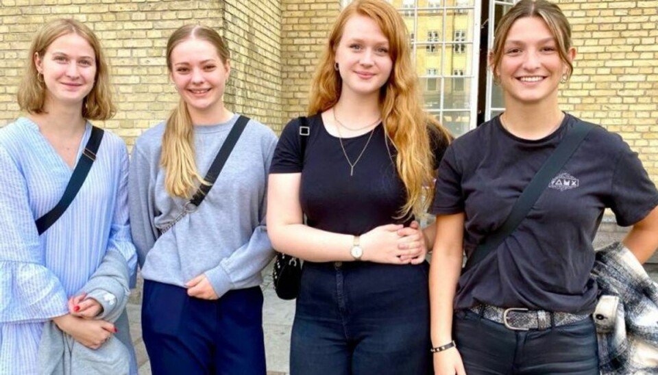 Veninderne Matilde Pagter, Julie Hvidbjerg, Frederikke Bay og Zenia Færch har taget turen fra Randers til Aarhus for at komme i ‘Bruuns’. De var ikke klar over kravet – men det lykkedes i tasker og lommer af finde fire mundbind. Foto: Jørgen Rosengren/Newsbreak.dk. Veninderne Matilde Pagter, Julie Hvidbjerg, Frederikke Bay og Zenia Færch har taget turen fra Randers til Aarhus for at komme i ‘Bruuns’. De var ikke klar over kravet – men det lykkedes i tasker og lommer af finde fire mundbind. Foto: Jørgen Rosengren/Newsbreak.dk.