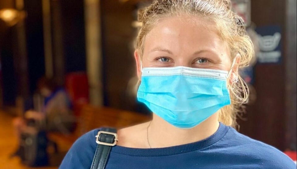 Jacqueline Sørby fra Aarhus er fortaler for mundbindene. “Det er bare ægerligt, der skal bruges ressourcer på det, siger hun og hentyder til vagterne. Foto: Jørgen Rosengren/Newsbreak.dk. Jacqueline Sørby fra Aarhus er fortaler for mundbindene. “Det er bare ægerligt, der skal bruges ressourcer på det, siger hun og hentyder til vagterne. Foto: Jørgen Rosengren/Newsbreak.dk.