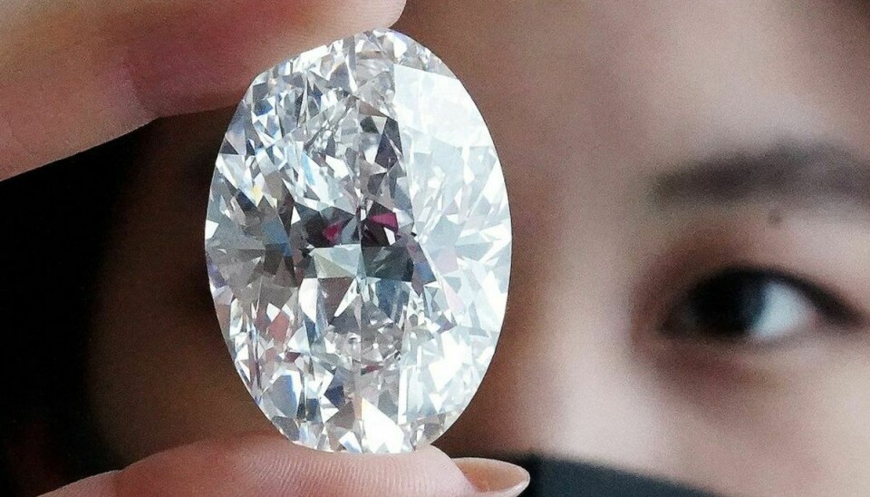Denne ovale diamant på 102 karat skal sælges på auktion. KLIK VIDERE OG SE FLERE BILLEDER. Foto: REUTERS/Carlo Allegri