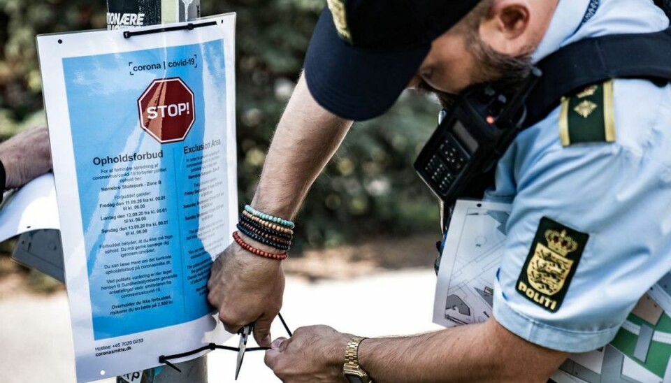 Hold jer væk herfra! Midlertidigt opholdsforbud genindføres i Nørrebroparken. Foto: Emil Helms/Scanpix