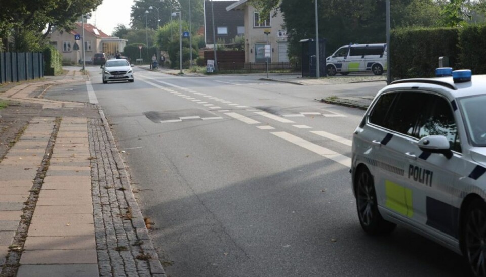 Genstanden, der menes at være fyrværkeri, er fundet på en sti nær børnehaven. Foto: Presse-fotos.dk Genstanden, der menes at være fyrværkeri, er fundet på en sti nær børnehaven. Foto: Presse-fotos.dk