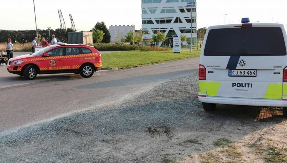 Kemikaliedykkere skal undersøge butikken. Foto: Presse-fotos.dk