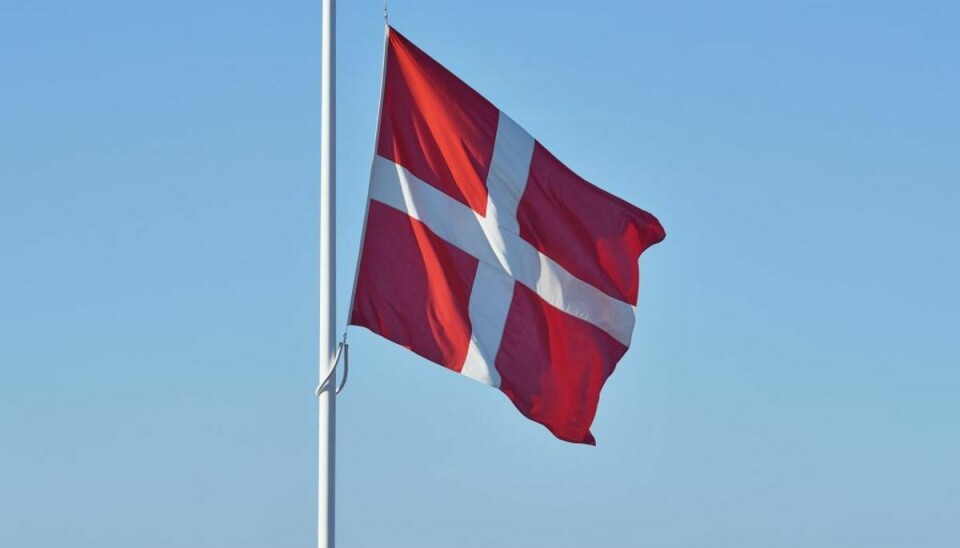 Flaget på Silkeborg Gymnasium gik mandag på halvt efter meddelelsen om den 17-årige piges død. Arkivfoto.