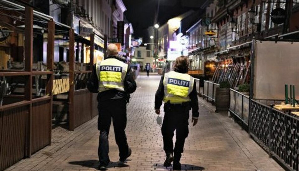 Politi patruljerer i den kendte forlystelsesgade Jomfru Ane Gade i Aalborg efter klokken 22.00, lørdag den 19. september 2020. Regeringens nye restriktioner er trådt i kraft lørdag, og restriktionerne betyder blandt andet, at restaurationer, caféer og værtshuse skal lukke klokken 22. Samtidig har Nordjyllands Politi udstedt opholdsforbud i Jomfru Ane Gade fra lørdag aften. Det betyder, at man må gå gennem festgaden, men man må ikke stoppe op. Foto: Henning Bagger/Scanpix Politi patruljerer i den kendte forlystelsesgade Jomfru Ane Gade i Aalborg efter klokken 22.00, lørdag den 19. september 2020. Regeringens nye restriktioner er trådt i kraft lørdag, og restriktionerne betyder blandt andet, at restaurationer, caféer og værtshuse skal lukke klokken 22. Samtidig har Nordjyllands Politi udstedt opholdsforbud i Jomfru Ane Gade fra lørdag aften. Det betyder, at man må gå gennem festgaden, men man må ikke stoppe op. Foto: Henning Bagger/Scanpix