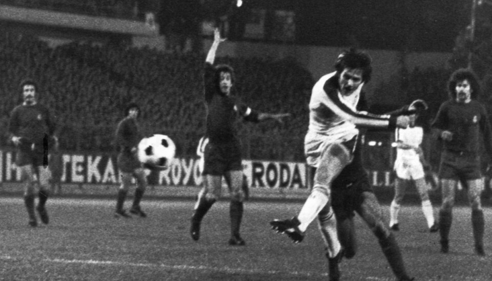 Ulrik le Fevre (i hvid trøje) ses her i Gladbach-trøjen, som han bar i tre år fra 1969 til 1972. Den danske venstrewing, som 25. juni fylder 75 år, opnåede at blive national mester i både Tyskland, Belgien og Danmark. (Arkivfoto)