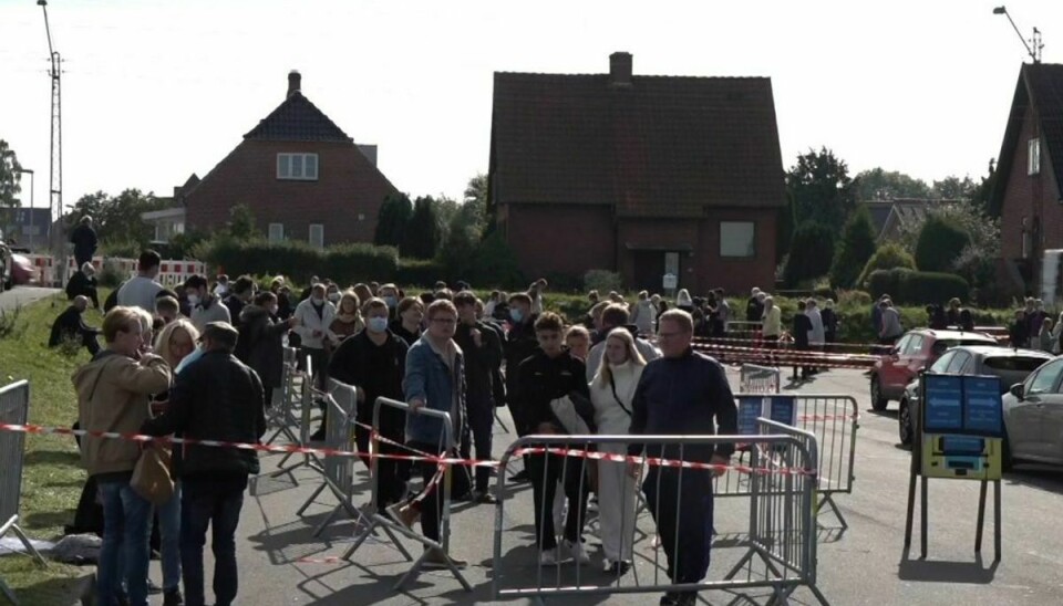 Hundredevis af mennesker har mandag stået i kø ved COVID-19-testteltet ved Casa Arena i Horsens. – Foto: TV2 Østjylland.