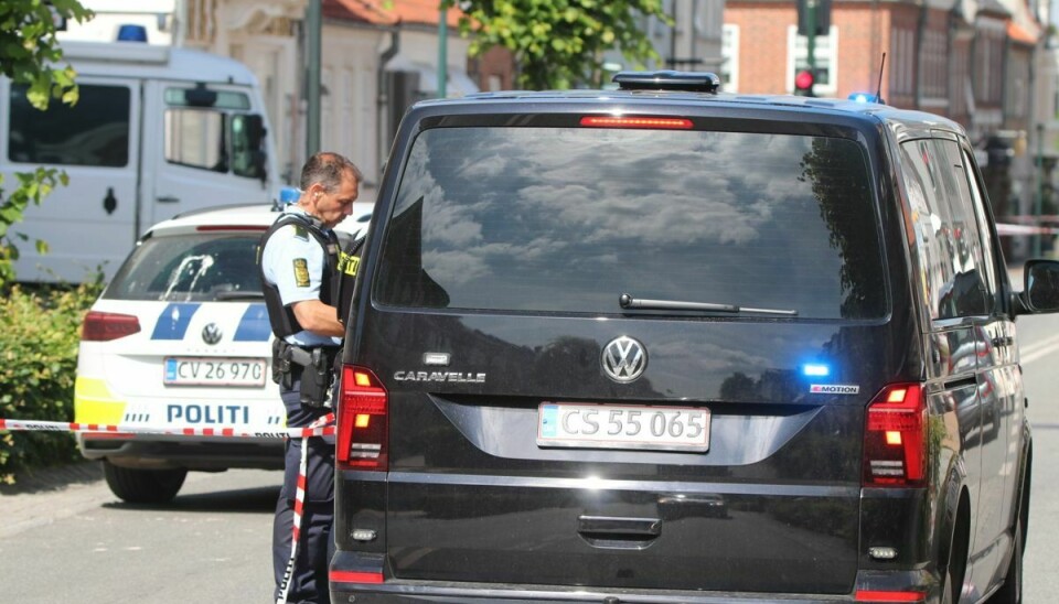 Bombehunde er i gang med at undersøge rådhuset i Middelfart for eventuelle sprængstoffer. Foto: presse-fotos.dk