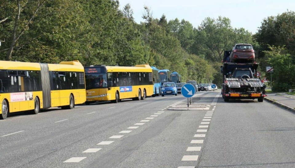 Der var mandag eftermiddag ingen tidshorisont for genåbning af de spærrede veje. Foto: Øxenholt Foto.