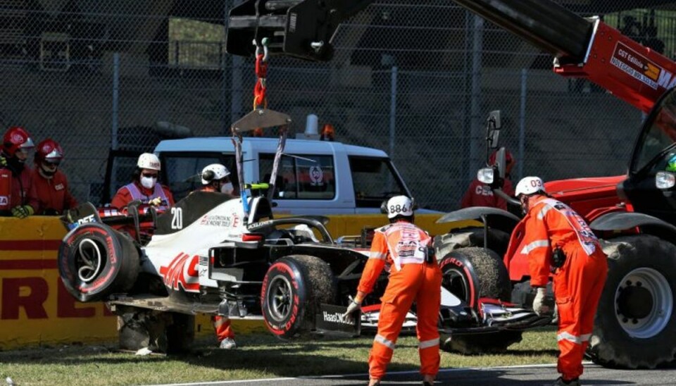 Kevin Magnussen (Haas) udgik for andet løb i træk i Formel 1, da danskeren blev påkørt på syvende omgang i grandprixet i Toscana og måtte se sin racer tage alvorligt skade. Danskeren blev set hoppe ud af sin racer uden at se ud til at have lidt alvorlig fysisk skade. – Foto: James Moy/Ritzau Scanpix