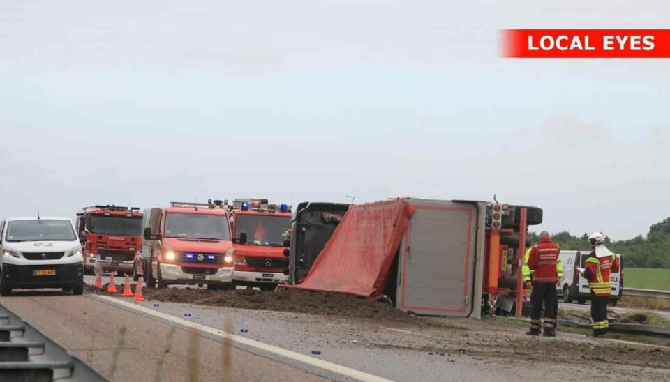 Den væltede lastbil forstyrrer stadig trafikken. Men et nyt uheld på Vestmotorvejen betyder, at retningen mod København er helt spærret mellem 38 Slagelse Øst og 37 Sorø. Foto: LOCAL EYES Den væltede lastbil forstyrrer stadig trafikken. Men et nyt uheld på Vestmotorvejen betyder, at retningen mod København er helt spærret mellem 38 Slagelse Øst og 37 Sorø. Foto: LOCAL EYES