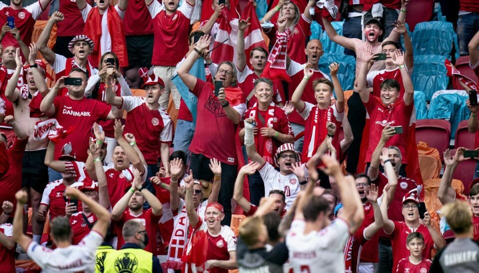 Mange danske fans var lørdag rejst til Amsterdam i Holland for at se Danmark spille mod Wales.