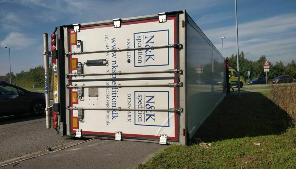 En rundkørsel er spærret, en anden i nordgående retning efter en lastbil er væltet. KLIK for flere billeder. Foto: Presse-fotos.dk.