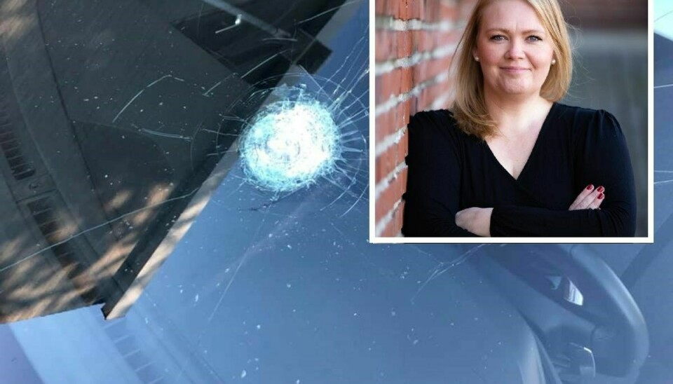 Et stenkast kan slå folk ihjel, påpeger 39-årige Natasha Stenbo Enetoft. En sten splintrede hendes bilrude på køreturen til Bornholm, og pludselig var hun og kollegaen dækket af glas.