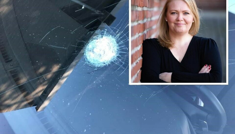 Et stenkast kan slå folk ihjel, påpeger 39-årige Natasha Stenbo Enetoft. En sten splintrede hendes bilrude på køreturen til Bornholm, og pludselig var hun og kollegaen dækket af glas. Et stenkast kan slå folk ihjel, påpeger 39-årige Natasha Stenbo Enetoft. En sten splintrede hendes bilrude på køreturen til Bornholm, og pludselig var hun og kollegaen dækket af glas.