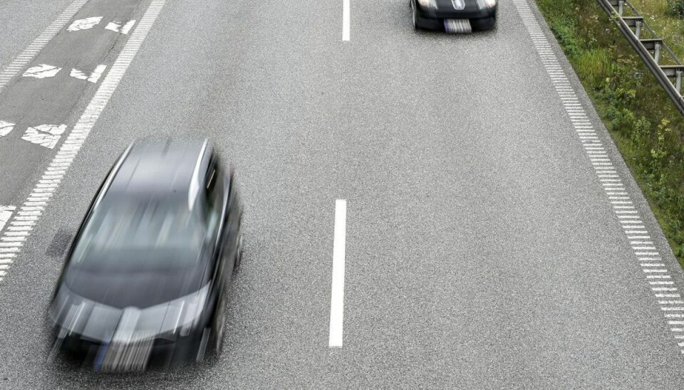 Du hører en sirene bagfra på motorvejen: Hvordan reagerer du?