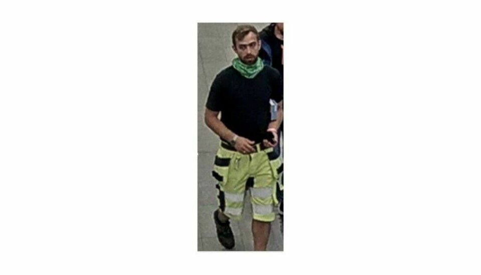 Den efterlyste mand var på gerningstidspunktet iført en sort t-shirt, gule arbejdsbukser, sorte sikkerhedssko og et lille grønt tørklæde. Foto: Københavns Politi