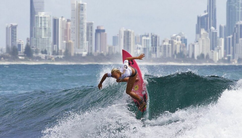 Ellie-Jean Coffey har tidligere figureret som nummer 12 på kvindernes verdensrangliste og også vundet den Australsk-Asiatiske por-serie. Nu gør hun sig i pornobranchen. Foto: Scanpix/AP Photo/Association of Surfing Professionals, Matt Dunbar